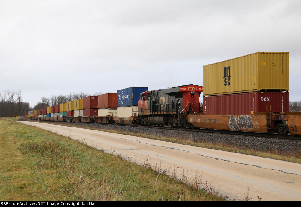 CN 2898 rolls along as the mid train DPU on Q198